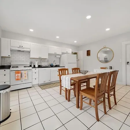 5Br 2Bh Bright & Spacious Apt In Brighton Boston Room photo