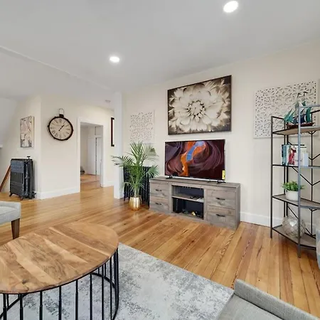 5Br 2Bh Bright & Spacious Apt In Brighton Boston Room photo