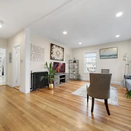 5Br 2Bh Bright & Spacious Apt In Brighton Boston Room photo