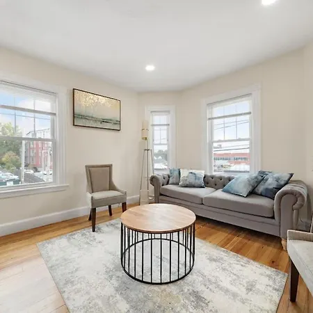 5Br 2Bh Bright & Spacious Apt In Brighton Boston Room photo