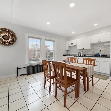 5Br 2Bh Bright & Spacious Apt In Brighton Boston Room photo