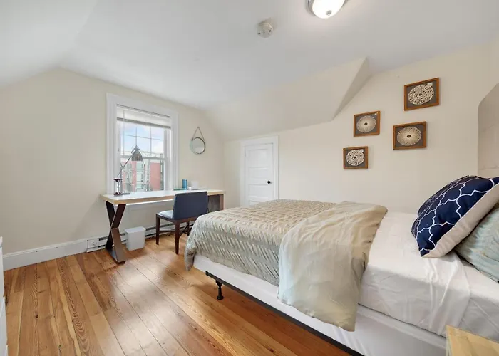 5Br 2Bh Bright & Spacious Apt In Brighton