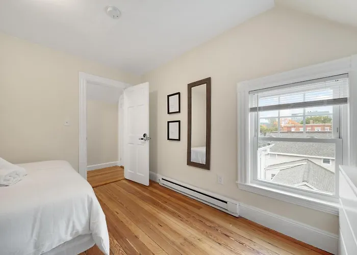 5Br 2Bh Bright & Spacious Apt In Brighton