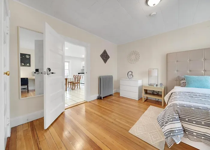 5Br 2Bh Bright & Spacious Apt In Brighton